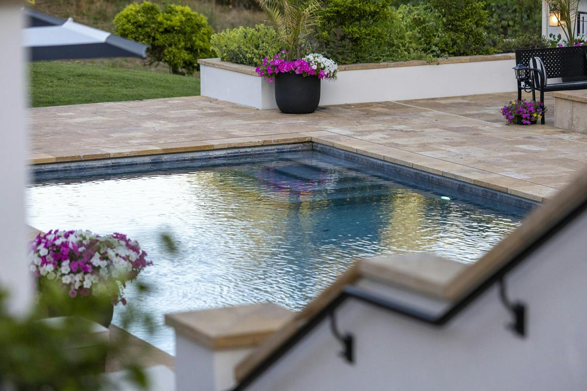 Piscina com água limpa junto a uma moradia